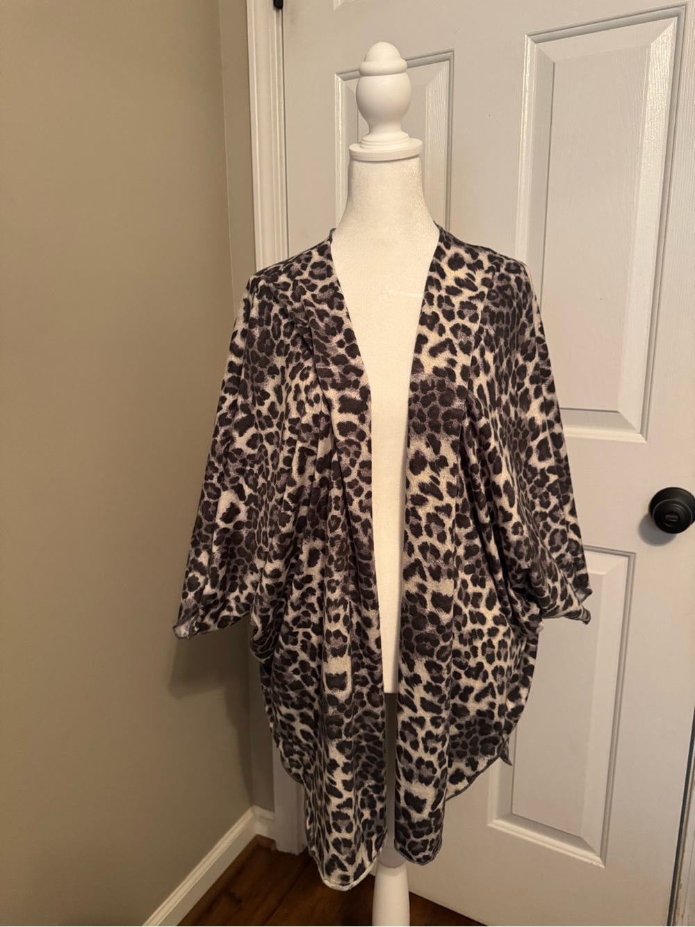 Pixi & ivy gray leopard print bat-sleeve cardigan
